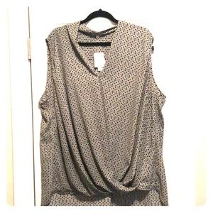 Sleeveless blouse with black and white design
